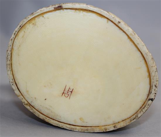 A Japanese ivory tusk box and cover, Meiji period, 10 x 9cm
